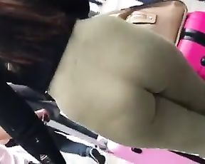 Great big ass in tight yoga pants in public