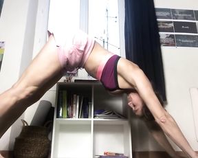 Amateur flexible MILF does hot yoga exercises in the kitchen