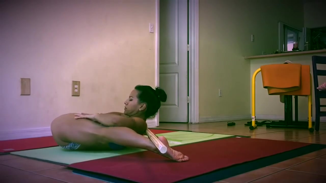 Super flexible girl in sex yoga video