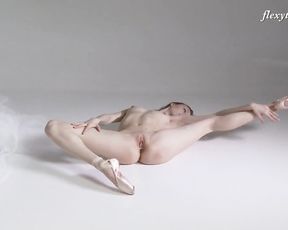 Nude ballet dancer in pointes does yoga porn exercises