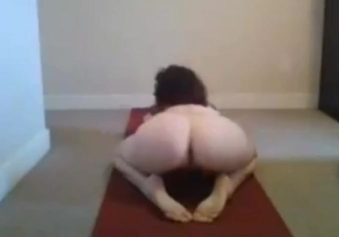 Naked MILF does homemade yoga on live cam