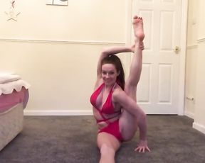 Hot MILF in bikini in amateur sexy yoga video