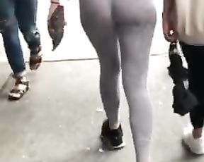 Candid teen bubble ass in yoga pants